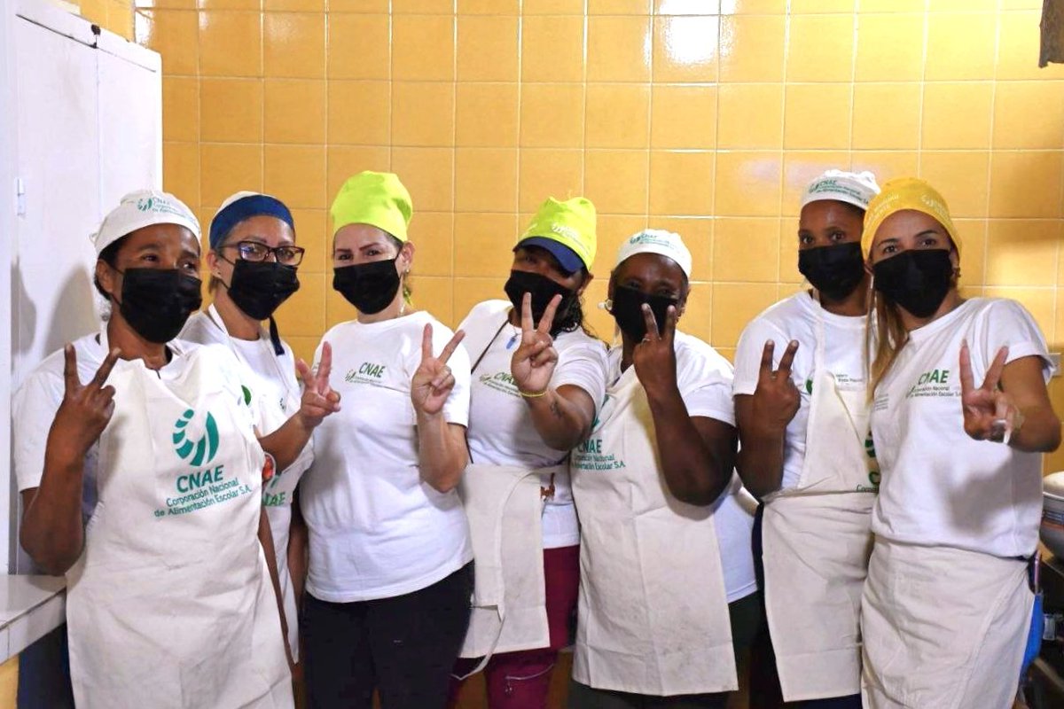 La educación no se detiene, el compromiso es con y por la generación de relevo de nuestra amada Venezuela. Las cocineras de la Patria están comprometidas con la  alimentación de los semilleros. (3/4)

<a href="/NicolasMaduro/">Nicolás Maduro</a> 
@MPPEDUCACION 
<a href="/gestionperfecta/">Carmen Meléndez</a>