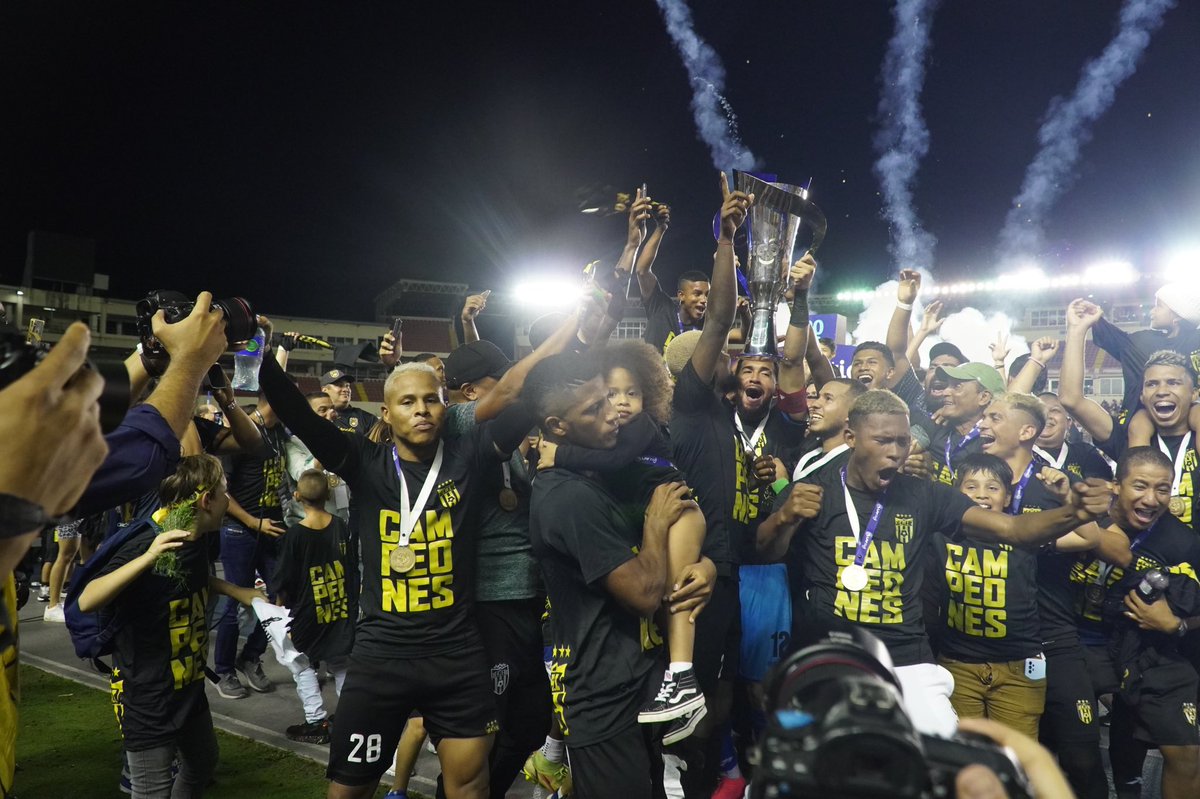 datitostv's tweet photo. ¡UN BILLETÓN AL CAMPEÓN!🤑
La @LPFpanama anunció en la conferencia de prensa, que el premio subirá a $100mil dólares para el campeón de cada torneo en el 2023🔥
#Datitostv #LPF #2023 https://t.co/U7msibJGwy