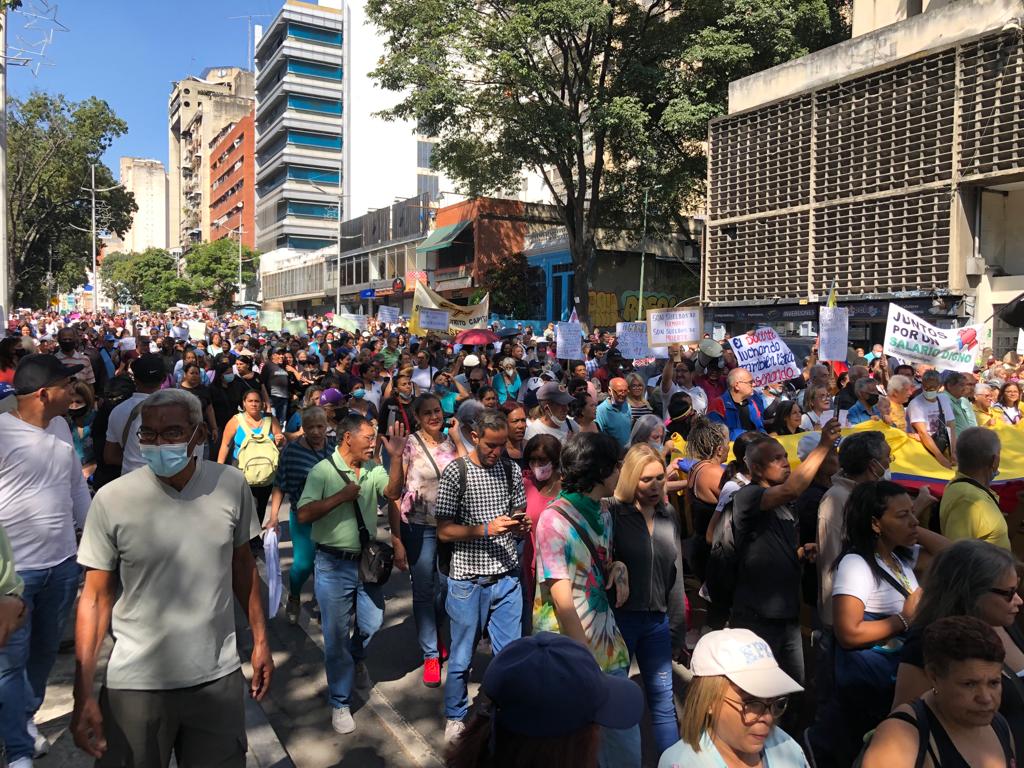 MujerdeVzla's tweet photo. Docentes de @UNT_Caracas salieron este miércoles #11Ene a la calle en protesta por un salario digno se concentraron en la plaza Parque Carabobo, hasta la Defensoría del Pueblo.
#SomosUNT
#SalarioDigno
#DocentesEnProtesta
#CaracasALaCalle
@goyocaribash
@partidount https://t.co/ClRJBk6XlP