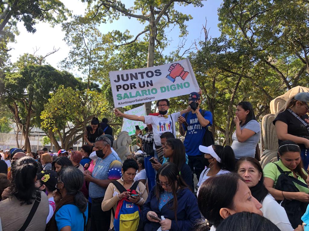 MujerdeVzla's tweet photo. Docentes de @UNT_Caracas salieron este miércoles #11Ene a la calle en protesta por un salario digno se concentraron en la plaza Parque Carabobo, hasta la Defensoría del Pueblo.
#SomosUNT
#SalarioDigno
#DocentesEnProtesta
#CaracasALaCalle
@goyocaribash
@partidount https://t.co/ClRJBk6XlP