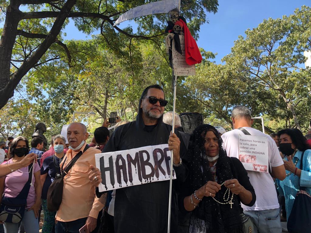 MujerdeVzla's tweet photo. Docentes de @UNT_Caracas salieron este miércoles #11Ene a la calle en protesta por un salario digno se concentraron en la plaza Parque Carabobo, hasta la Defensoría del Pueblo.
#SomosUNT
#SalarioDigno
#DocentesEnProtesta
#CaracasALaCalle
@goyocaribash
@partidount https://t.co/ClRJBk6XlP
