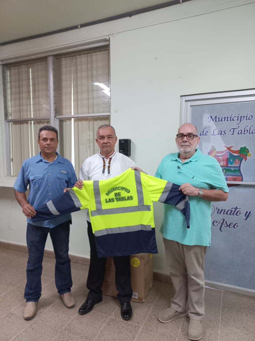 En la mañana de ayer en nombre de nuestra Empresa Ondas del Canajagua; le entregamos la donación de 32 chalecos para el personal del Departamento de Ornato y Aseo.  La mIsma fue recibida por el H. A. Ángel Barrios y el Licdo. Edwin Delgado. 

@municipiodelastablas