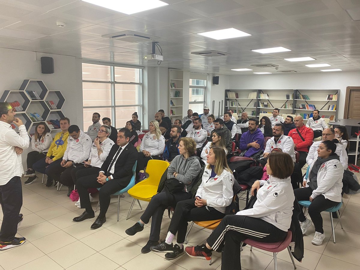 GSB_Kirklareli's tweet photo. “Avrupa Birliği Spor Personeli Hareketliliği Projesi” kapsamında İl Müdürlüğümüz Antrenörlerine yönelik yapılmış olan eğitim Profesyonel Spor Kulüplerinde faaliyet gösteren Futbol Antrenörü Oğuzhan Gözek nezaretinde gerçekleştirildi.
@kasapoglu 
@gencliksporbak https://t.co/8VC666N7W9