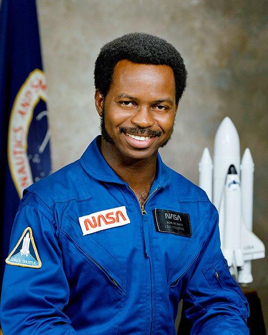 Limportant_fr's tweet photo. En 1959, en pleine ségrégation, Ronald McNair est empêché d'emprunter des livres à la bibliothèque: il obtient un doctorat en physique et devient astronaute. La bibliothèque porte désormais son nom https://t.co/XUTmJCrWC9 @Rainmaker1973 https://t.co/F3Gj9Q0Y31