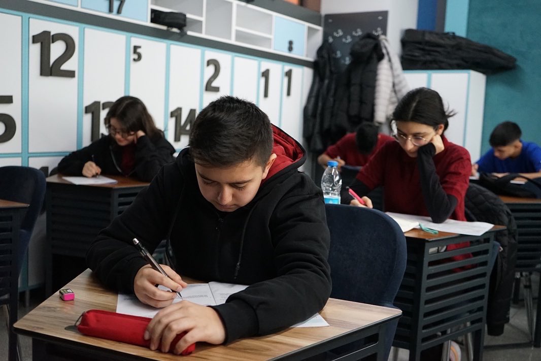 Öğrencilerimizin akademik eğitim süreçlerinin gelişimi ve üst düzey bilişsel becerilerin ölçülmesi amacıyla #AnkaraÇözümKoleji öğretmenlerimiz tarafından geliştirilen EDU "Eğitim Değerlendirme Uygulaması" 4, 5, 6, 9 ve 10. sınıf öğrencilerinin katılımıyla gerçekleştirildi.