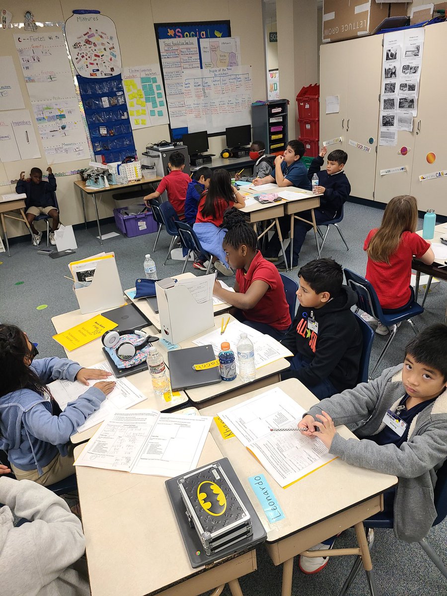 MsLDMac's tweet photo. @MskaiserAISD class is always working together to solve problems.😊#WordProblemWednesday #4thGradeMath #CollaborativeThinking https://t.co/kYEm7U6Ch3