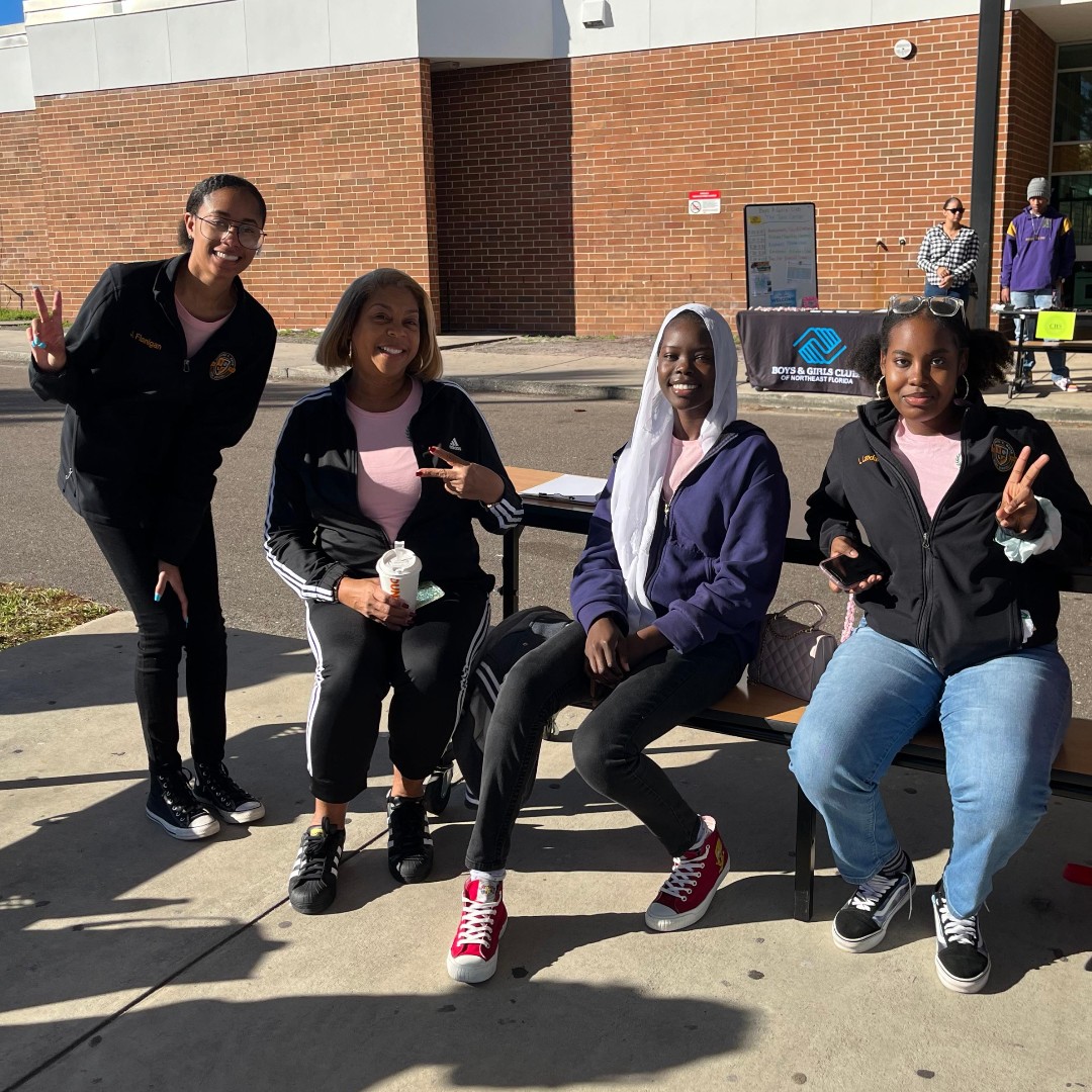 girlsincjax's tweet image. Shout out to our Ed. White Girls Inc. Girls for showing up this past weekend to help support the Girls Inc. program during the Middle School Choice Drive-thru event at Ed. White High School! 🚗💨
#girlsincjax #girlsinc #edwhite #middleschoolchoice #newgeneration #girlsincgirls