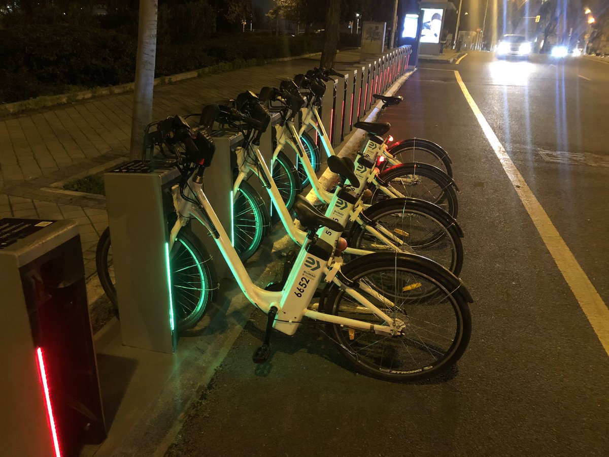Bici pinchada, bici sin electricidad, dos cuyos candados no abren. Sin transporte. Hola, <a href="/bcarabante/">Borja Carabante</a> <a href="/AlmeidaPP_/">José Luis Martínez-Almeida</a>, ¿vais a seguir dejando que se degrade el servicio de <a href="/bicimad/">bicimad</a>?