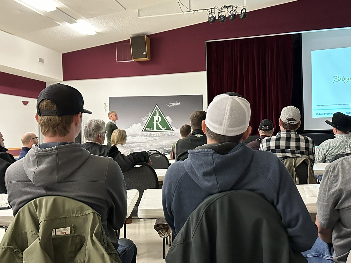 abfarmer1962's tweet image. Wow sitting so close to a celebrity! @kowalchukfarms1 great group of producers at the RARH grower meeting today thx @kevin_rahr and crew 👍