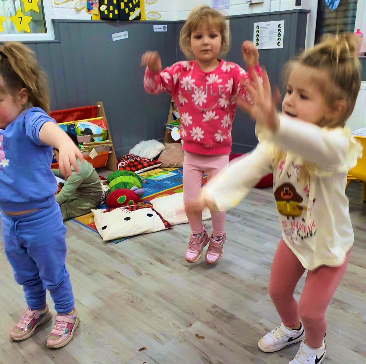 EvolutionChildC's tweet photo. 🎼See the little bunnies sleeping til it’s nearly noon Shall we wake them with a merry tune? They're so still, are they ill? No! Wake up bunnies! Hop little bunnies, hop, hop, hop Hop little bunnies, hop, hop, hop Hop little bunnies, hop and stop
#singing #dancing #movement https://t.co/5tpOjaqkpI