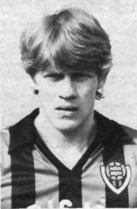 OReyndir's tweet photo. Spiluðu fyrir bæði hand og fótbolta landslið Íslands 🇮🇸🤾♂️⚽️ #TæmandiListi
👤 Janus Guðlaugsson (f.1955)
👤 Páll Ólafsson (f.1960)
👤 Gunnar Gíslason (f.1961)
👤 Heimir Karlsson (f.1961)
🧵 1/3
#HandboltaTwitter https://t.co/7MxI8mfITZ