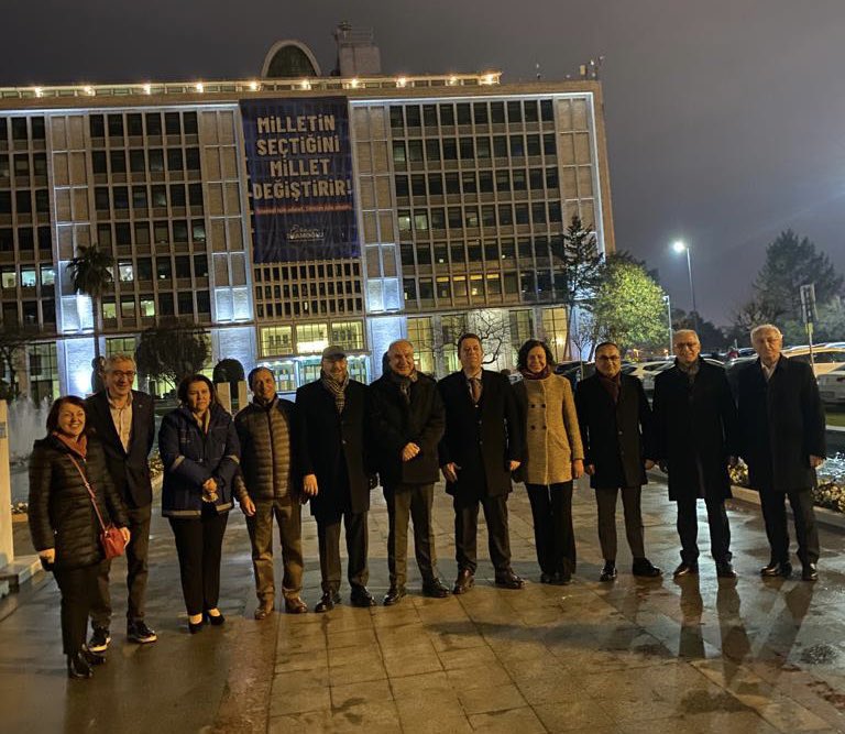 Genel müdür yardımcılarımız ve yönetim kurulu üyelerimizle birlikte Saraçhane’de demokrasi nöbeti tutan kıymetli hemşerilerimize destek verdik, tatlı ikram ettik. Milletin seçtiğini millet değiştirir!