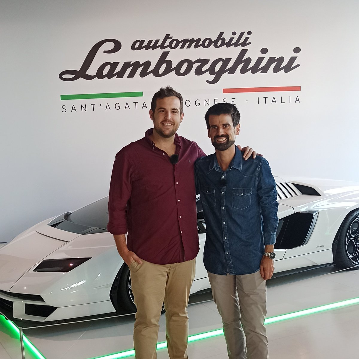 ValenciansMonAP's tweet photo. Antonio Serrano, natural de Bunyol (la Foia de Bunyol). Viu a Bolonya des de fa huit anys. Descobrirem la casa de Lamborghini i  visitarem el centre de la ciutat de Bolonya. Acabarem un dia fantàstic donant-li una sorpresa de part de @Jesus3vazquezz 🦇

#ValenciansAlMón ✈️ https://t.co/ltQbrbANQk