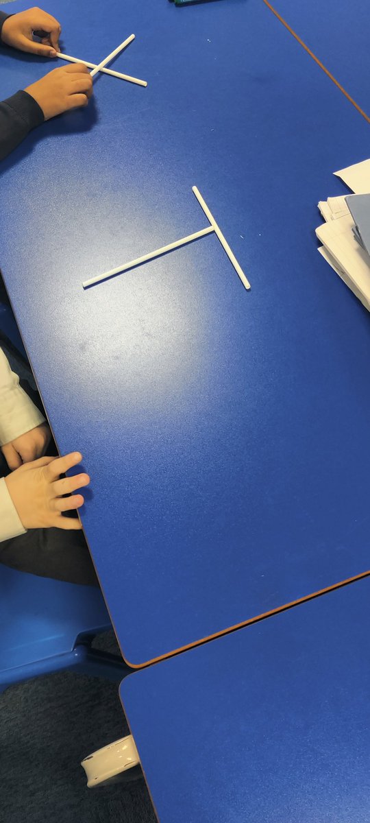 Year3Somers's tweet photo. Work the angles: this week the children have been learning about angles and explored how many different right angles we can make just using 2 straws. Well done! https://t.co/D5qQll0JS9