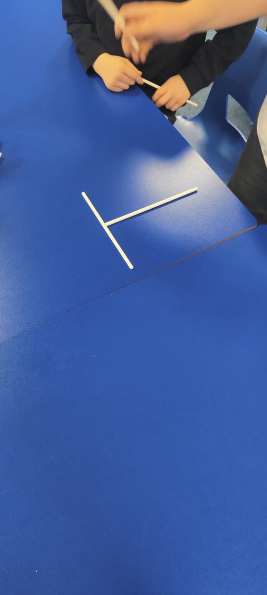 Year3Somers's tweet photo. Work the angles: this week the children have been learning about angles and explored how many different right angles we can make just using 2 straws. Well done! https://t.co/D5qQll0JS9