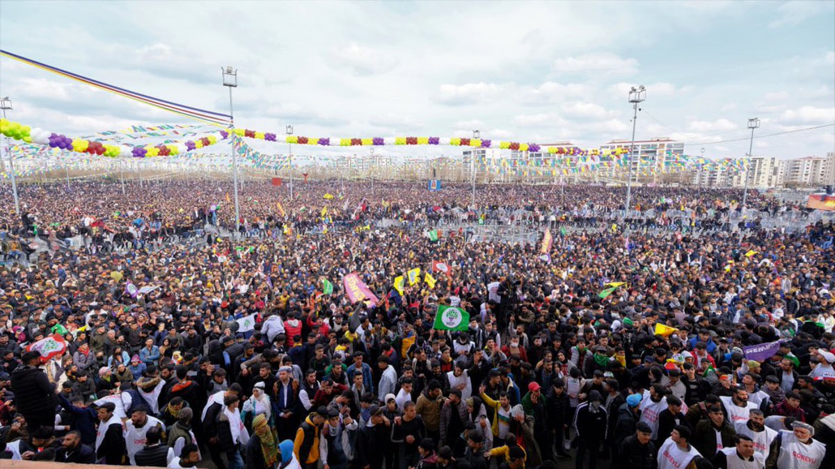 hdpdemirtas's tweet photo. 1/2

Adalet Bakanlığı sesimizi kısmanın yollarını arıyormuş😊
Ama bunun için önce bizi bulmaları gerekmiyor mu ?

Şu fotoğraflara iyi bak; Gültan, Figen, Sebahat, Bekir, İdris, Leyla, Selçuk, ben ve binlercemiz ordayız.

Bulamadın mı ? Yüreklerine, gönüllerine bak @bybekirbozdag https://t.co/XLiXIMrn4A