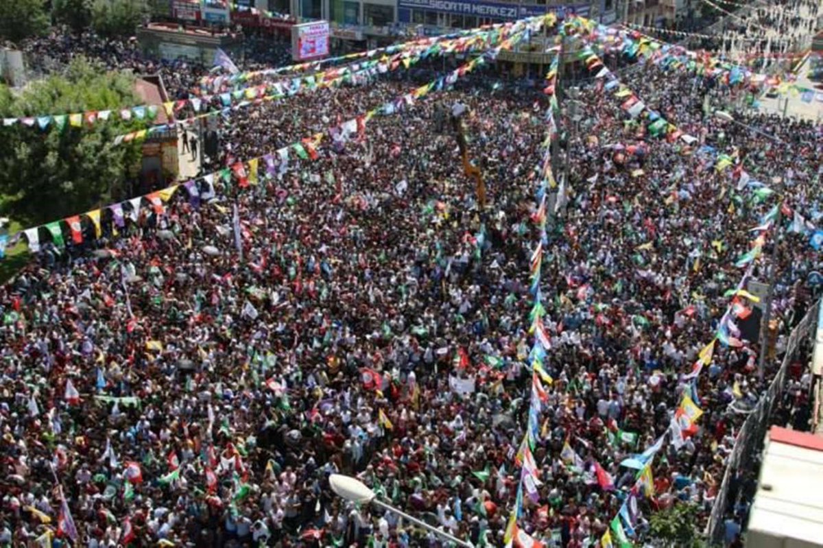 hdpdemirtas's tweet photo. 1/2

Adalet Bakanlığı sesimizi kısmanın yollarını arıyormuş😊
Ama bunun için önce bizi bulmaları gerekmiyor mu ?

Şu fotoğraflara iyi bak; Gültan, Figen, Sebahat, Bekir, İdris, Leyla, Selçuk, ben ve binlercemiz ordayız.

Bulamadın mı ? Yüreklerine, gönüllerine bak @bybekirbozdag https://t.co/XLiXIMrn4A