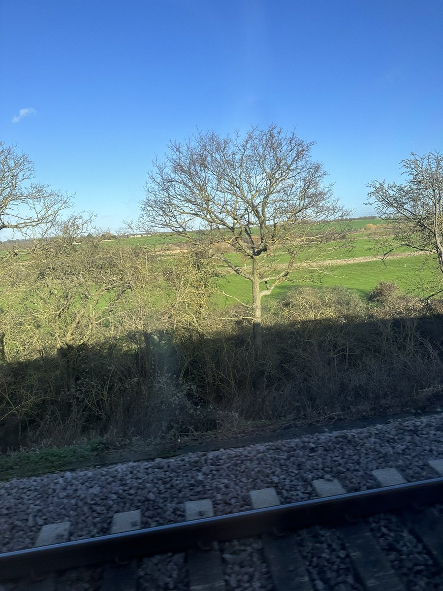 BobCratchitt's tweet image. While listening to @Chris_Hawkey &amp;amp; @MeatSauce1 discuss the hazardous driving conditions in SLP, this was my view from the train on my commute to London. #OhGoodForMe 
Oh and who seriously listens to the @PowerTripKFAN for their sport takes? 🤔😁