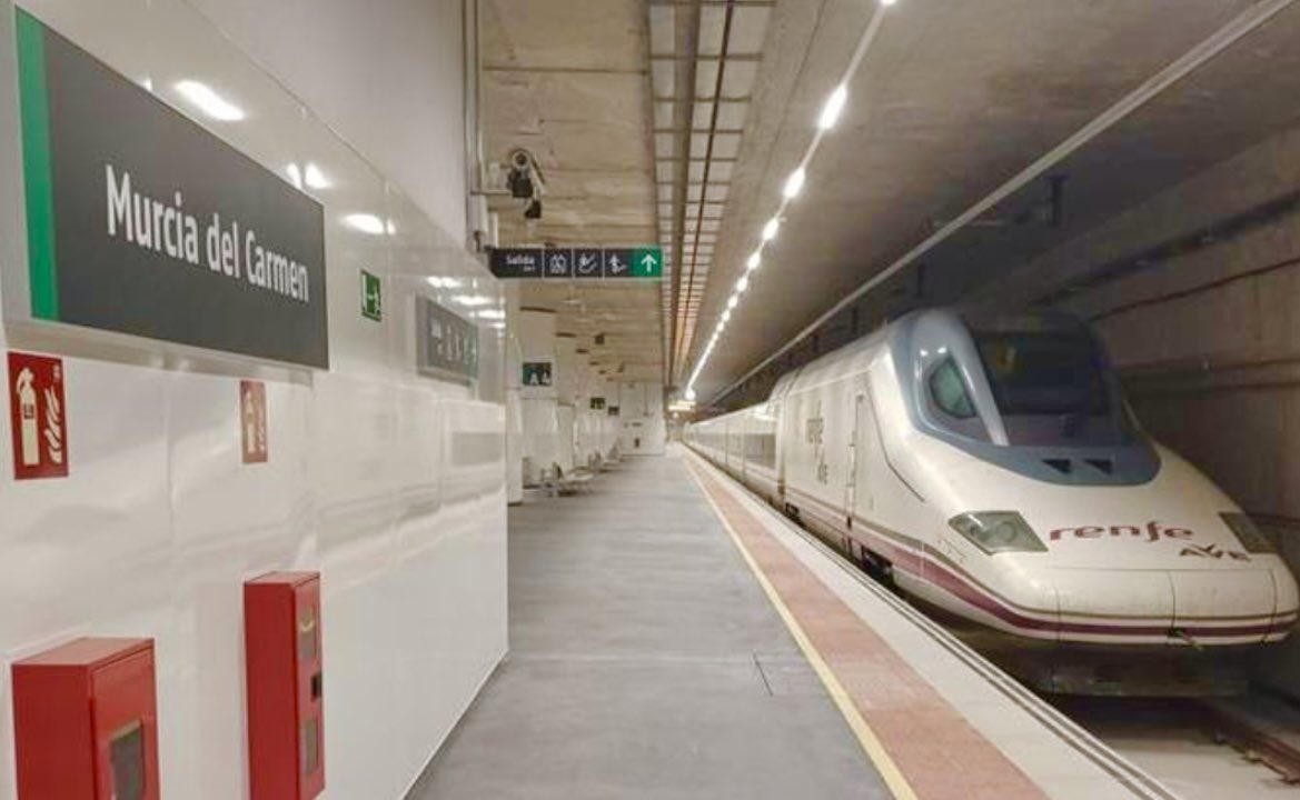 Distancias entre

1. Madrid-Alicante: 425 kms
El AVE (por Atocha) tarda 2 h 25 m

2. Madrid-Murcia: 395 kms
El AVE (por Chamartín) con suerte tarda 2 h 45 m (hoy han sido 3 h)

No hay justificación para tanta discriminación. La #RegiondeMurcia necesita un #AVEDirectoYa por Atocha