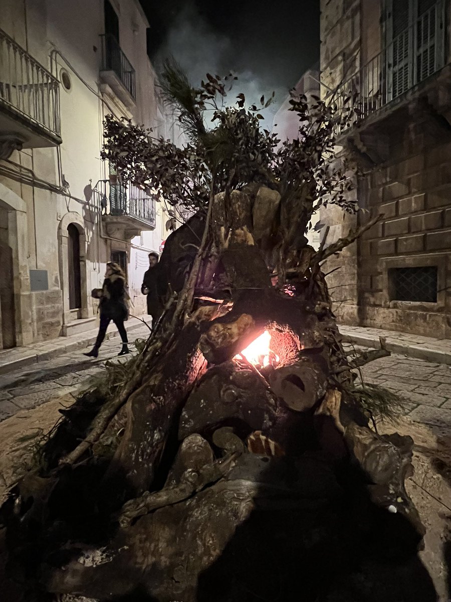RegionePuglia's tweet photo. 🔥 Al via la notte delle #Fanove.
Luci, fuochi e tradizioni nella Città delle grotte.
ℹ️Scopri tutti i riti legati al fuoco https://t.co/3okFHeaIqx
#weareinPuglia #11gennaio https://t.co/xAVhpqjpoi