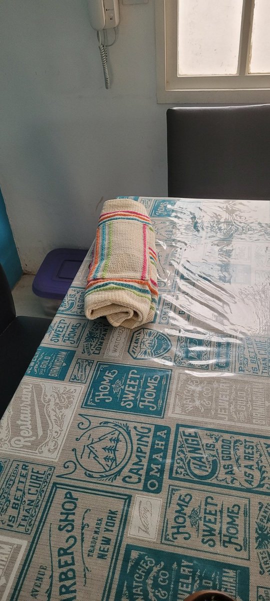 alenssini's tweet photo. Estaba en la mesa y le pregunto a mi mamá 
- es nuevo ese repasador?
Ella - no es un repasador es mi cartera😒
Me tente y le pedi perdon jajajaja https://t.co/5k3zg3xAF0