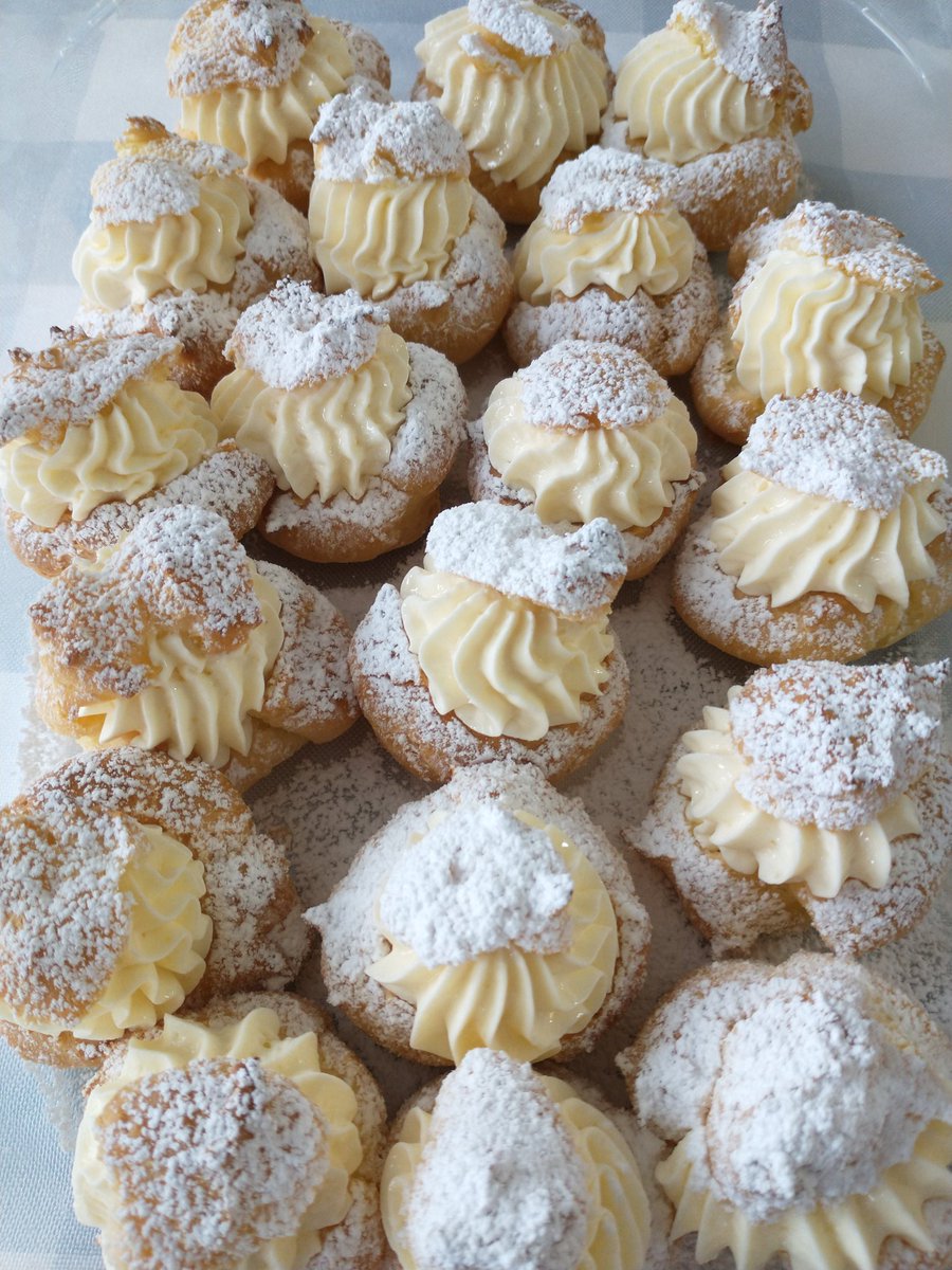 MichelleTStamp1's tweet photo. Todays treats
#pastry #whippedcream #baking #PateAChoux #French 🇫🇷 https://t.co/jTHvxG61oh