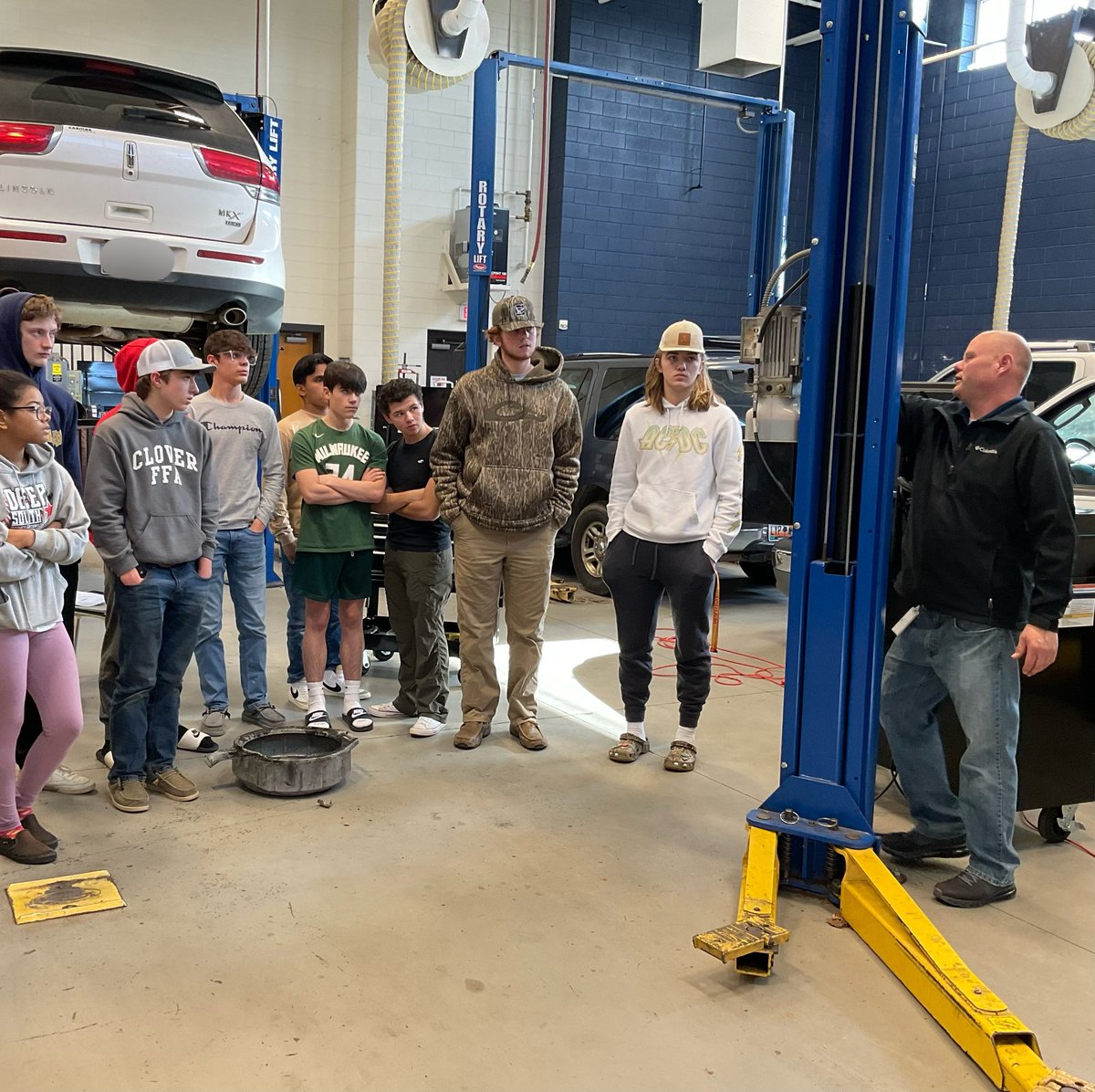 cloverhighcte's tweet photo. Mr. Sigmon’s Auto Tech 1 students were busy in the shop today becoming acclimated and learning the importance of safety at all times! #clovercte #blueeaglesready2work #driven #safetyfirst #cteinsc #autotechstudents https://t.co/eUVLlvYwQe