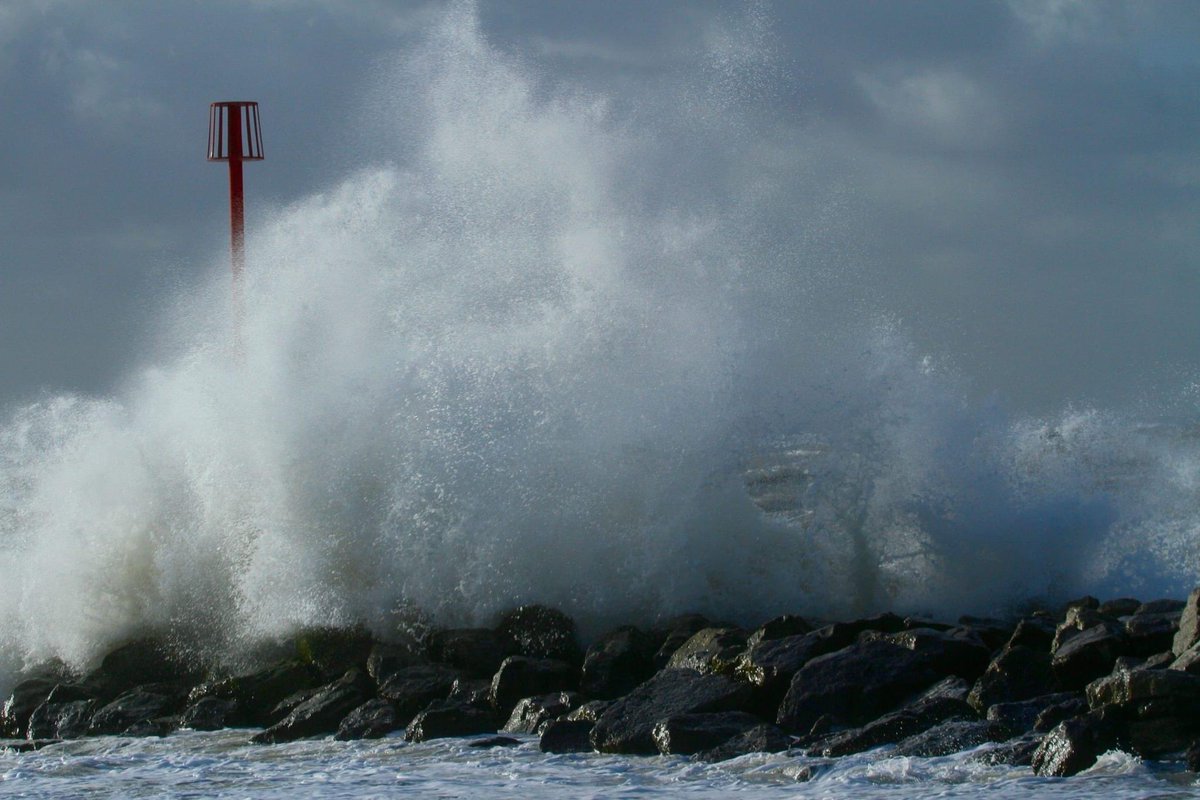 #breakingwaves #seashore #coastal #Windy #stormy @stevebearing72 @DerekTheWeather  #northwales