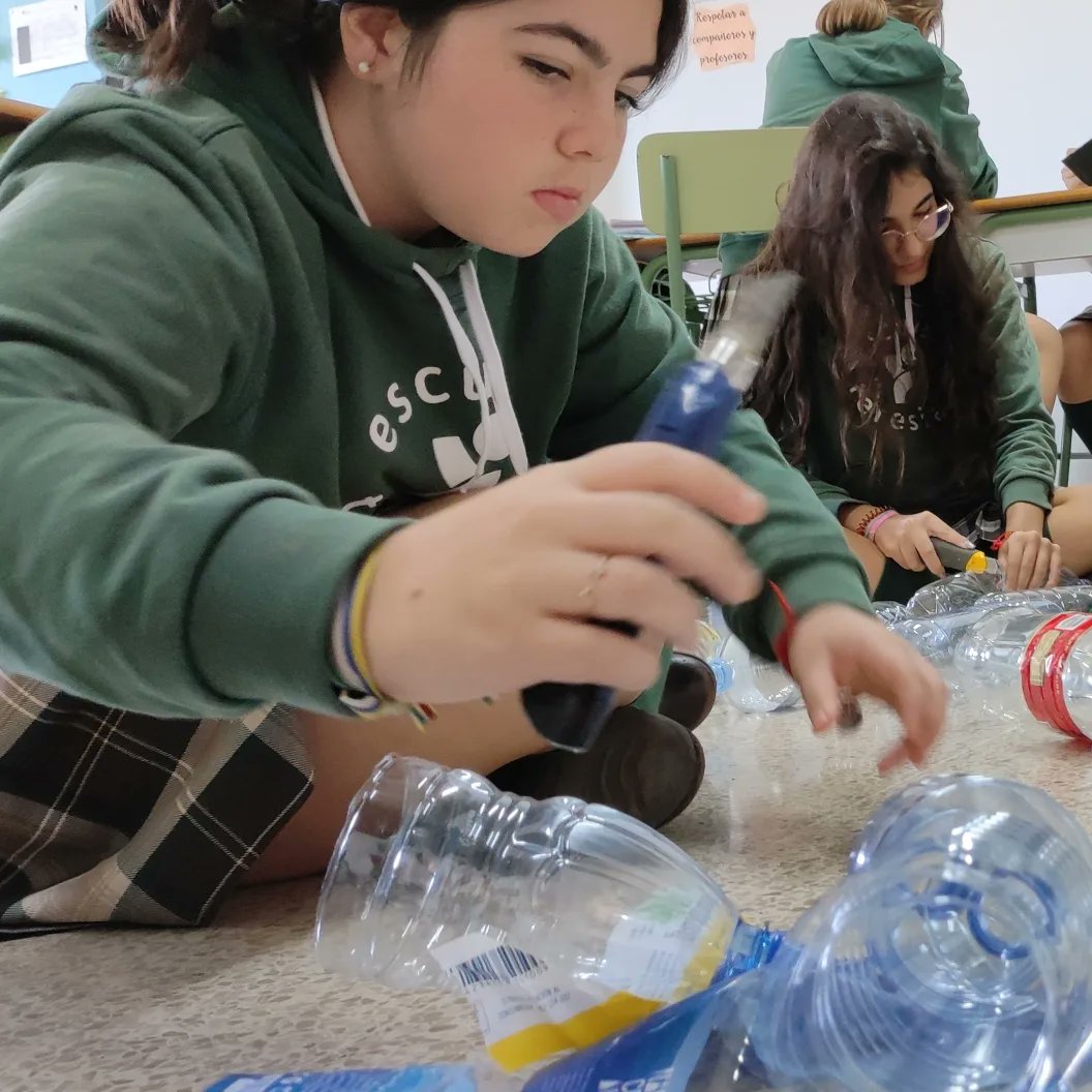 FET_Telde's tweet photo. "Manos a la obra", (San Enrique de Ossó). Nuestro alumnado de Tecnología 3°ESO prepara una feria para concienciar del uso de los plásticos, con el fin de cuidar nuestro Planeta. Investigar, aprender, crear y divulgar para concienciar.  #UnaSumaBrillante #stem @feteresiana https://t.co/hcsLjkoDN6