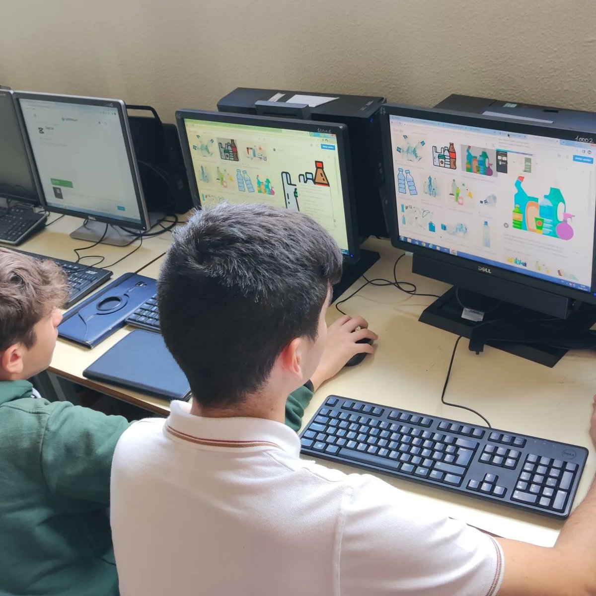 FET_Telde's tweet photo. "Manos a la obra", (San Enrique de Ossó). Nuestro alumnado de Tecnología 3°ESO prepara una feria para concienciar del uso de los plásticos, con el fin de cuidar nuestro Planeta. Investigar, aprender, crear y divulgar para concienciar.  #UnaSumaBrillante #stem @feteresiana https://t.co/hcsLjkoDN6