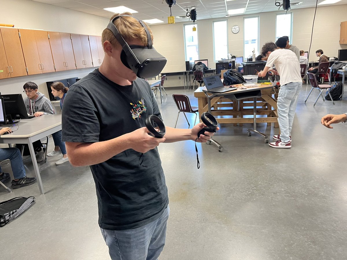BarryBacom's tweet photo. Students in our Engineering Problem Solving &amp; Design class doing what they do best .. solving problems through design! #UnlockingPotential https://t.co/nwnnUK6J4K