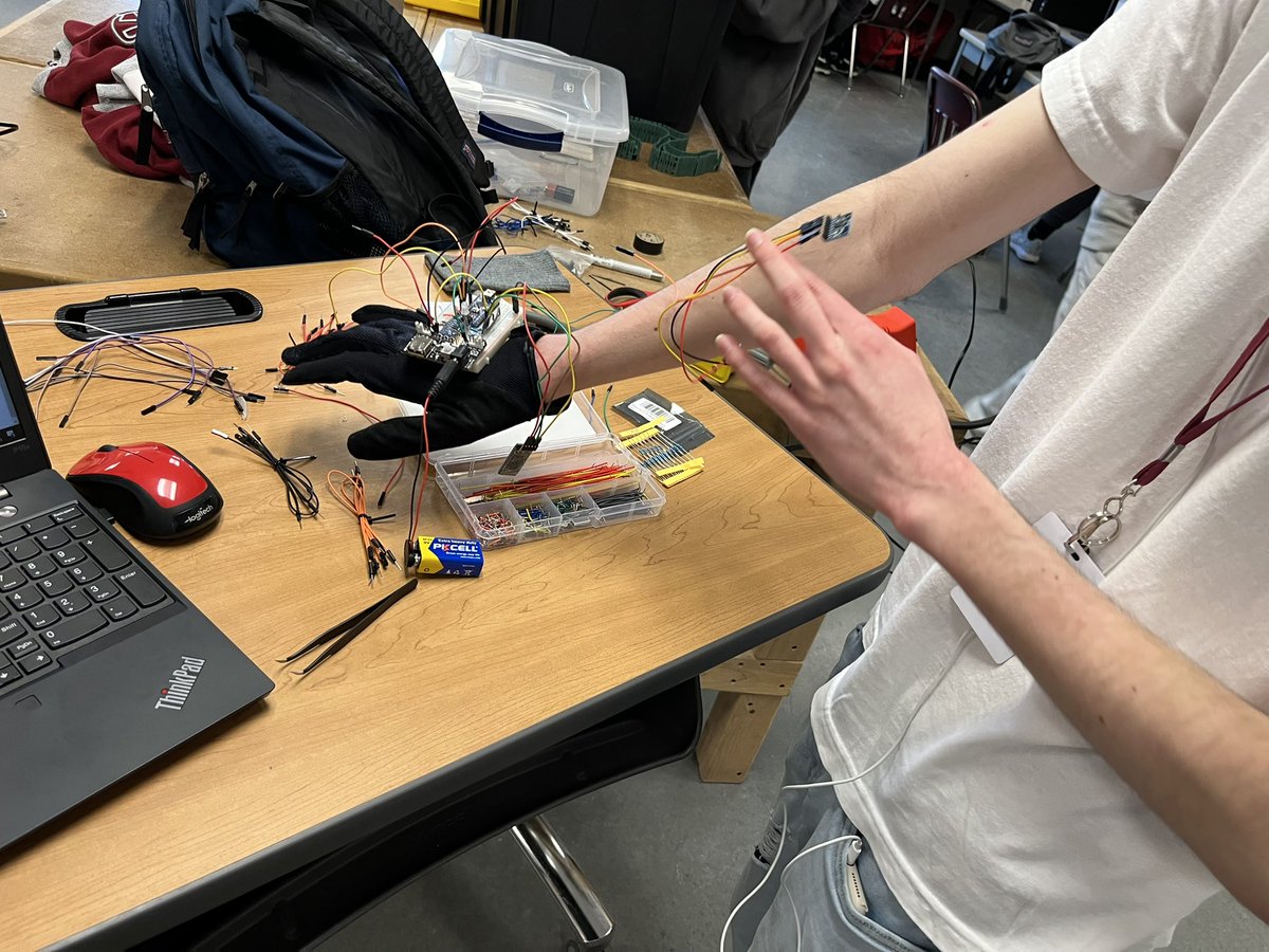 BarryBacom's tweet photo. Students in our Engineering Problem Solving &amp; Design class doing what they do best .. solving problems through design! #UnlockingPotential https://t.co/nwnnUK6J4K