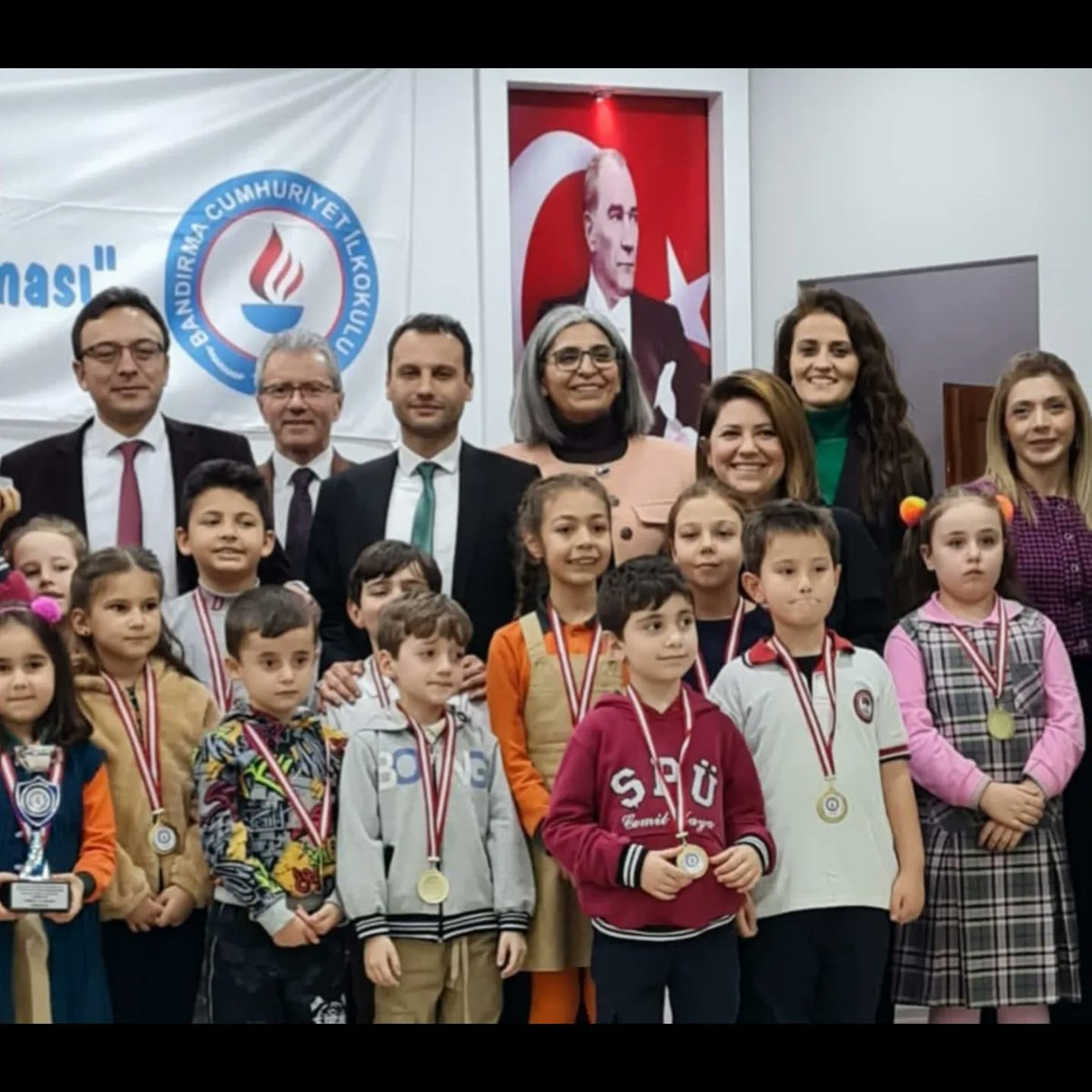 BKBANDIRMA's tweet photo. Cumhuriyet İlkokulunun BİGEP kapsamında ilçemiz genelinde düzenlediği 
"Geleneksel İlkokullar Arası
Akıl ve Zeka Oyunları 
Yarışması" na katılım gösteren ve okulumuzu temsil eden öğrencilerimizi tebrik ederiz...
🧩♟️❤️🧠 https://t.co/DLRRoriKKg