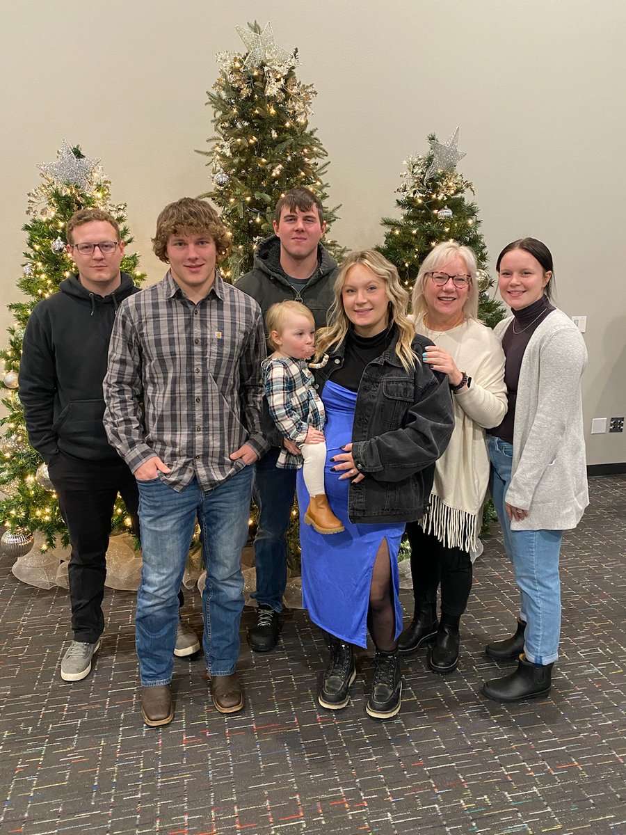GabbyGwenhwyfar's tweet photo. My favorite people. #fivekids #onegrand #anotherontheway #2022 https://t.co/iOJMLNREBk