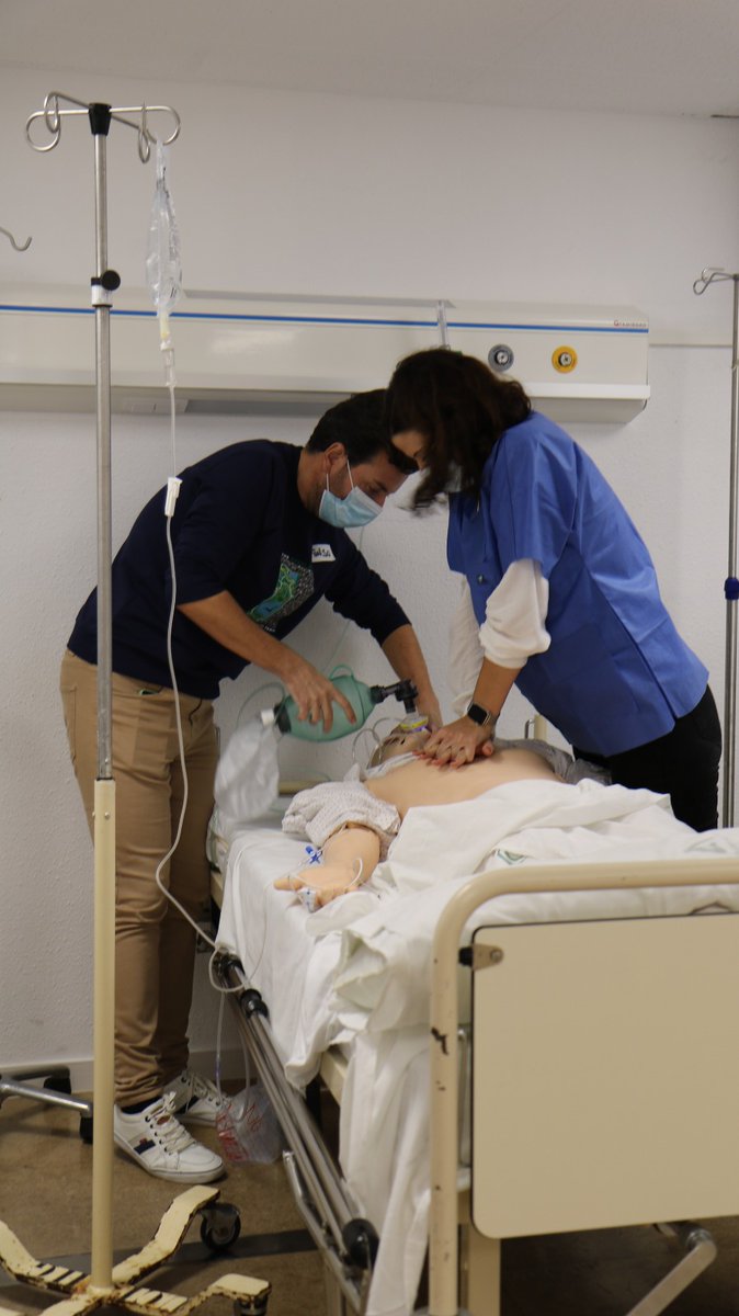 HospitalUVRocio's tweet photo. 💯🏥 Gracias a la simulación, además de mejorar sus competencias técnicas, nuestros profesionales se entrenan en habilidades de liderazgo y trabajo en equipo. ✅ Todo ello para prestar la mejor asistencia a los pacientes. 🥰 https://t.co/zyX4PT7yCb