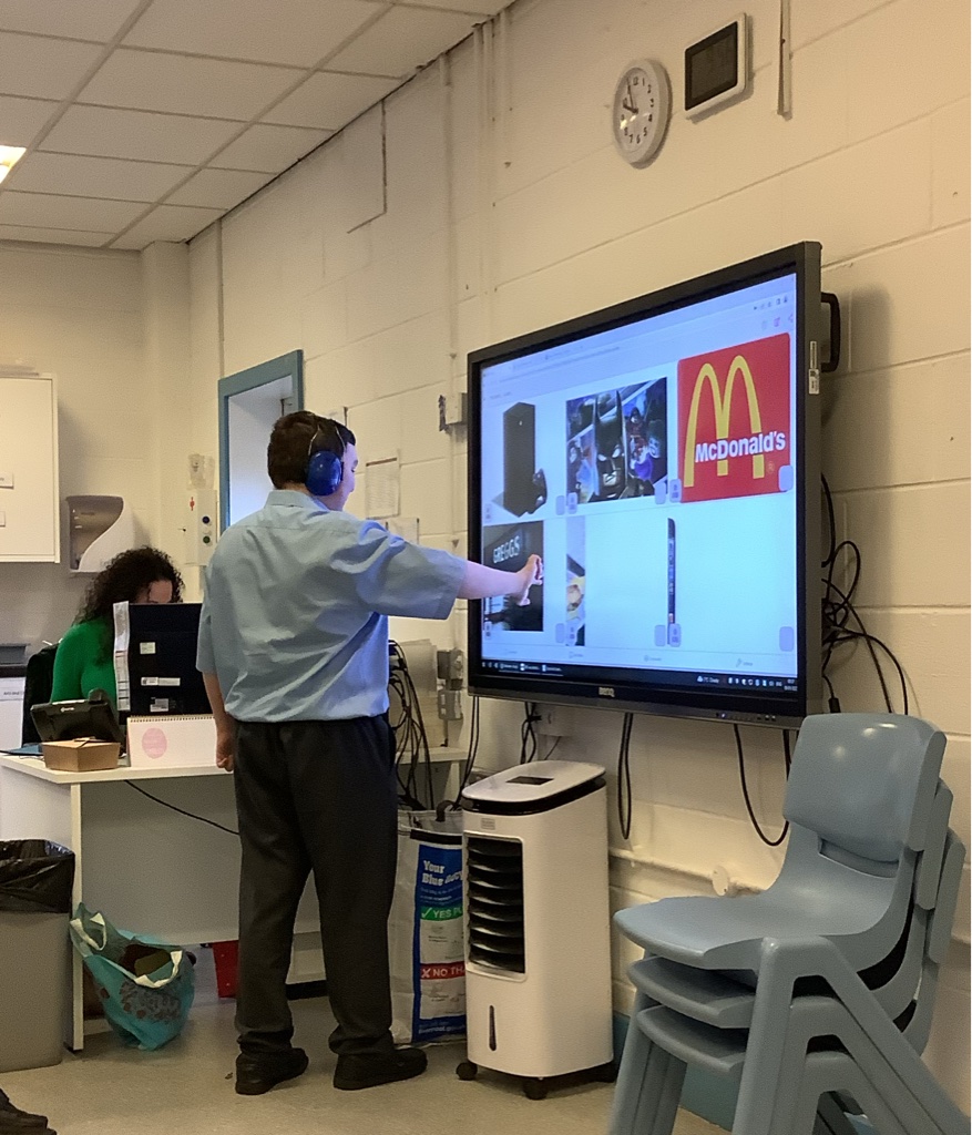 ALS_KS3's tweet photo. Peru class have been using Chatta boards @hellochatta to share their weekend news! Students were able to share their information with classmates and answer questions! @AbbotsLeaSchool https://t.co/LEy82vu81o