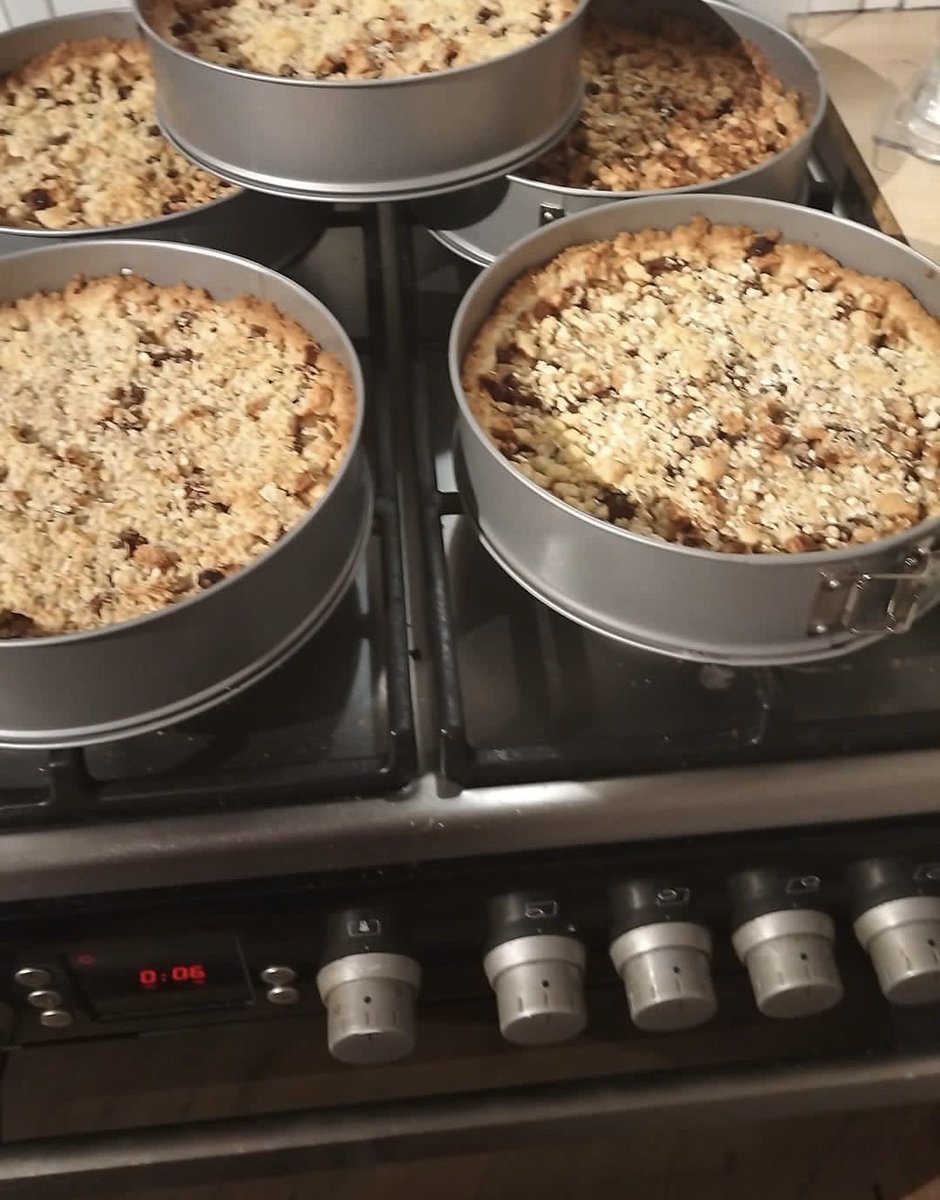 hoeveneind's tweet photo. Deze week komen 45 wandelaars langs voor koffie met appeltaart. De eerste 5 staan versgebakken klaar! We bakken iedere week veel appeltaarten 😋. https://t.co/AVwNCgfyJU