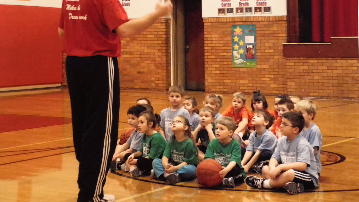 MEmom0304's tweet image. Blast from the past….first year of Mini Patriots. Forgot these kids started basketball 13 years ago! What a bunch of cuties…especially, my favorite Senior, @AlexxUpdike  
❤️🤍💙 #PHStrong