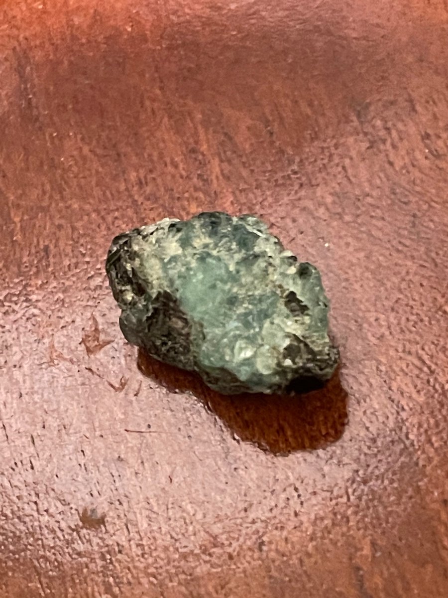 Snapdragon1333's tweet photo. I showed my ruby in the past, but now Iโll finish the classic triad with my sapphire and emerald pieces. Theyโre both about the size of my fingernail! Yippee woohoo #Snaprocks https://t.co/k15Zjt9U2W