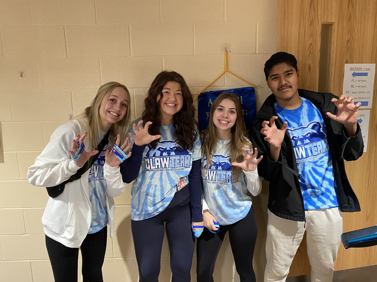 So proud of our ClawTeam at 3140BSR!  Greeting all parents and Students while also handing out Doubblue wristbands!
#LeadersLead🐻
<a href="/ClawBerlin/">Berlin Claw Team</a> <a href="/BerlinBears_SS/">The Cave</a> @MainObhs <a href="/OlentangySD/">Olentangy Schools</a>