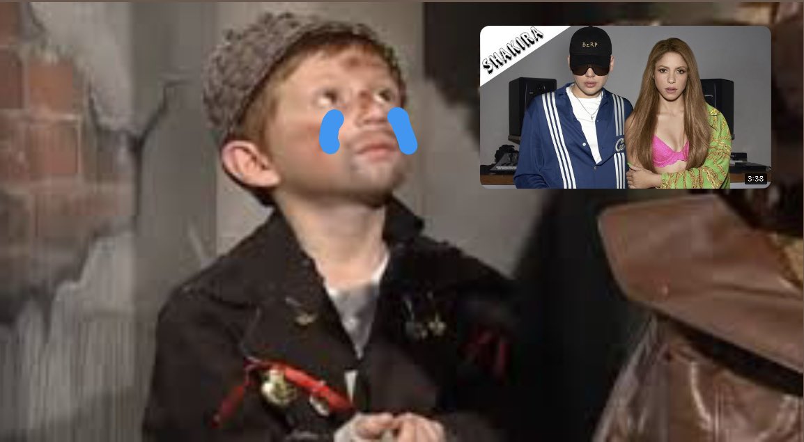 El men que lleva un reloj Casio y maneja un Twingo escuchando la Bizarrap ft Shakira "BZRP Music Sessions #53".