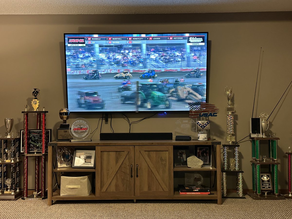 #tweetyourseat #tweetyourfloseat <a href="/FloRacing/">FloRacing</a> <a href="/cbnationals/">Chili Bowl Nationals</a> <a href="/NosEnergyDrink/">NOS Energy Drink</a> Hanging out watching some racing!