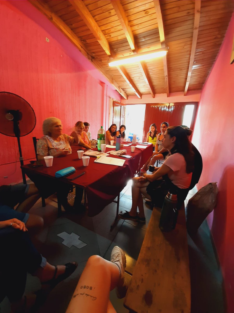 BrunoCeschin's tweet photo. Hoy en la tarde estuvimos en el B° Achiras de #Perdriel #LujanDeCuyo.

Iniciamos el proceso de producir nuestros propios alimentos dando un Taller sobre #Huertas agroecologicas a las vecinas de la comunidad.

#SeguridadAlimentaria
#SoberaniaAlimentaria https://t.co/pnCaabGNOO