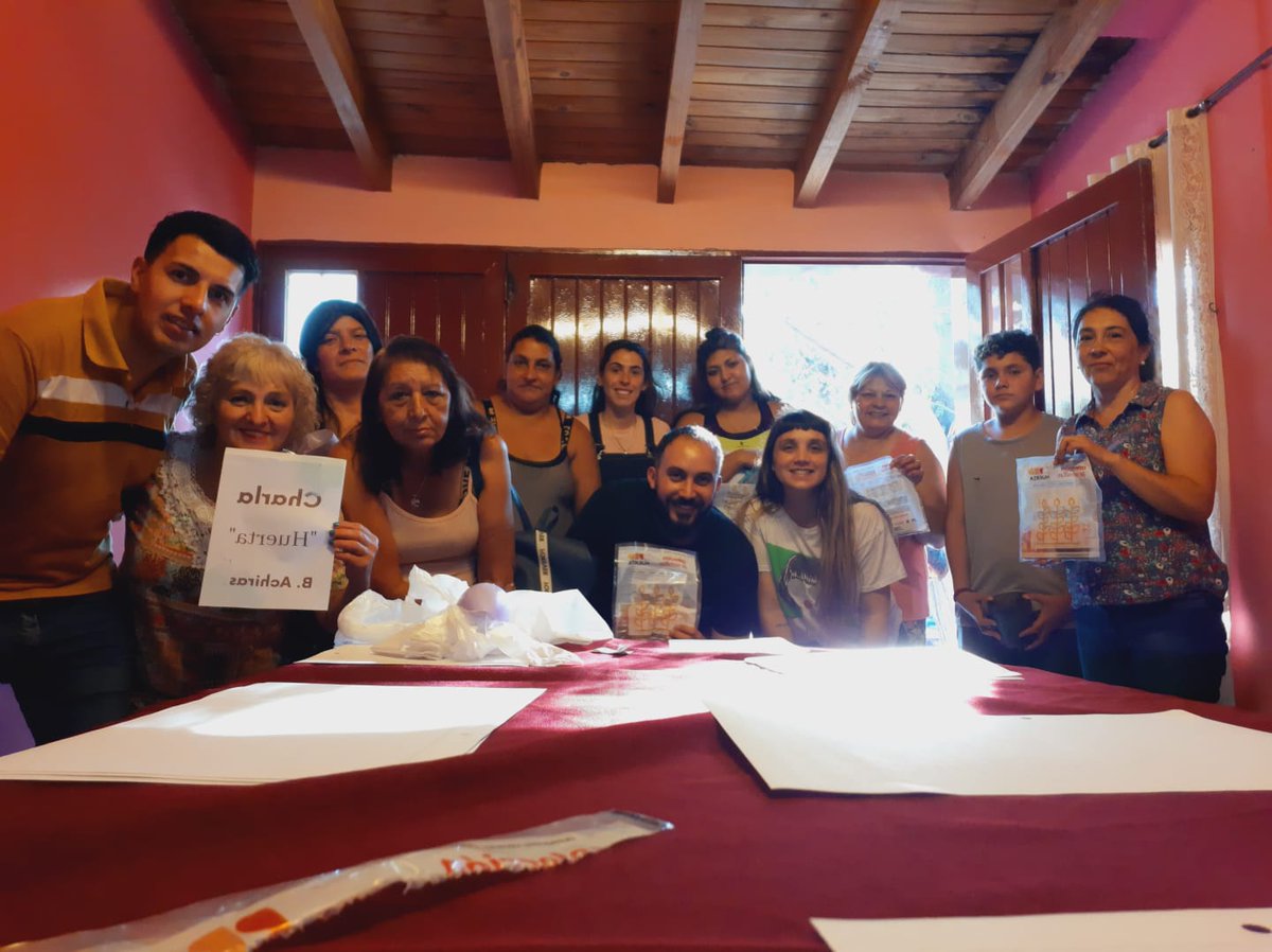 BrunoCeschin's tweet photo. Hoy en la tarde estuvimos en el B° Achiras de #Perdriel #LujanDeCuyo.

Iniciamos el proceso de producir nuestros propios alimentos dando un Taller sobre #Huertas agroecologicas a las vecinas de la comunidad.

#SeguridadAlimentaria
#SoberaniaAlimentaria https://t.co/pnCaabGNOO