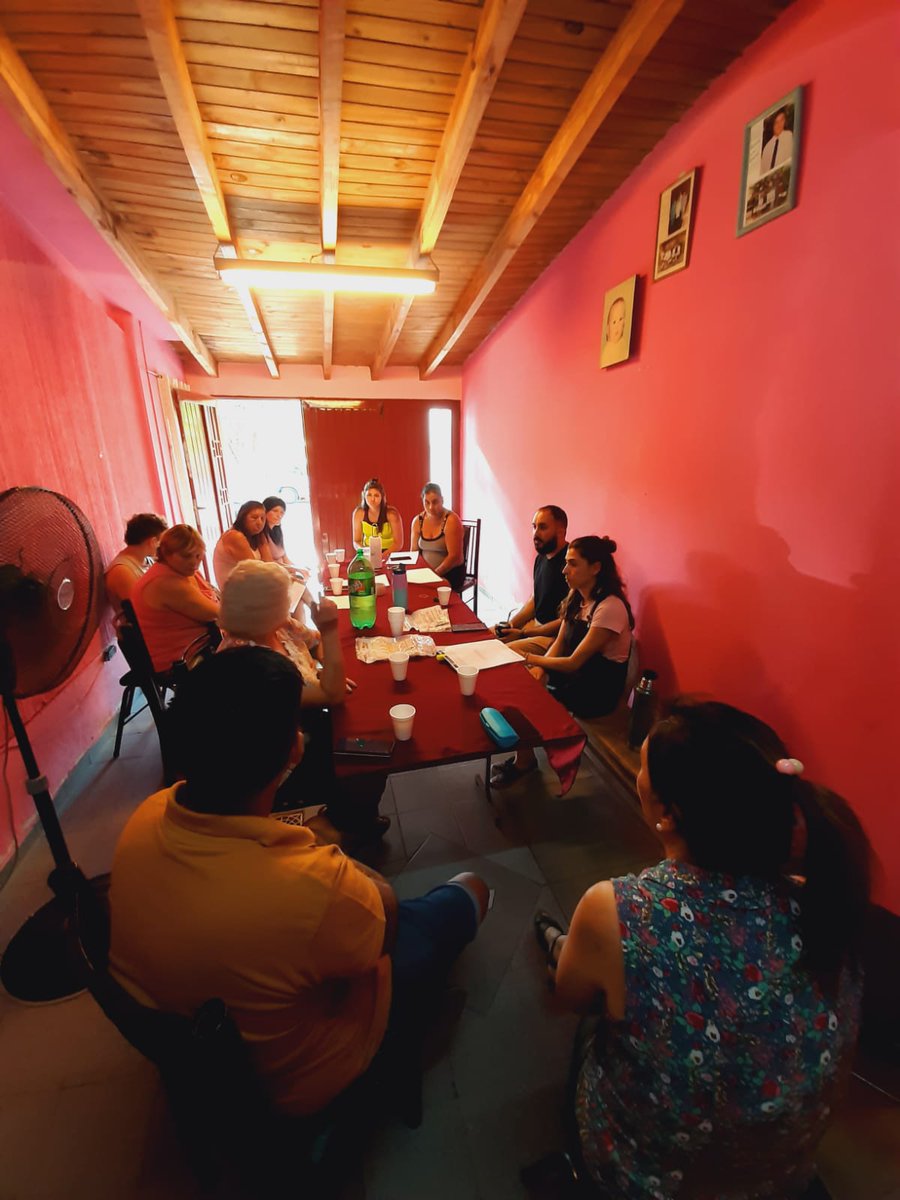 BrunoCeschin's tweet photo. Hoy en la tarde estuvimos en el B° Achiras de #Perdriel #LujanDeCuyo.

Iniciamos el proceso de producir nuestros propios alimentos dando un Taller sobre #Huertas agroecologicas a las vecinas de la comunidad.

#SeguridadAlimentaria
#SoberaniaAlimentaria https://t.co/pnCaabGNOO