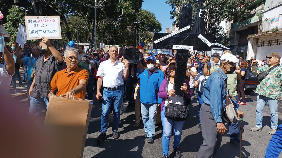 Maru72639791's tweet photo. Docentes de @UNT_Caracas salieron este miércoles #11Ene a la calle en protesta por un salario digno se concentraron en la plaza Parque Carabobo, hasta la Defensoría del Pueblo.
#SomosUNT
#SalarioDigno
#DocentesEnProtesta
#CaracasALaCalle
@goyocaribash
@partidount https://t.co/J3o9vGqbsA
