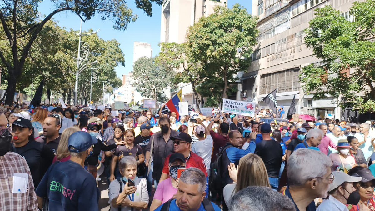 Maru72639791's tweet photo. Docentes de @UNT_Caracas salieron este miércoles #11Ene a la calle en protesta por un salario digno se concentraron en la plaza Parque Carabobo, hasta la Defensoría del Pueblo.
#SomosUNT
#SalarioDigno
#DocentesEnProtesta
#CaracasALaCalle
@goyocaribash
@partidount https://t.co/J3o9vGqbsA
