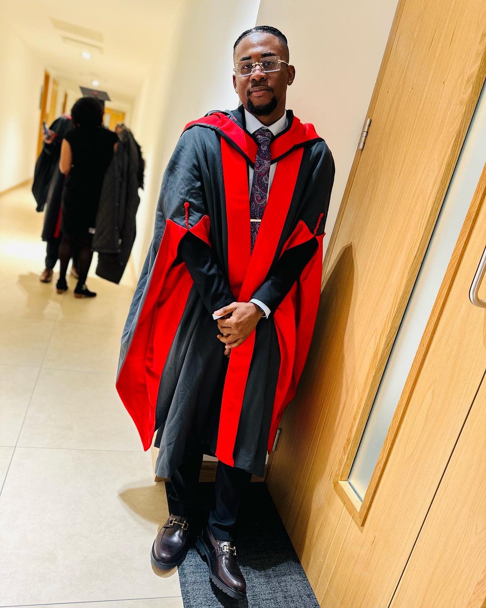 0LA0LU's tweet photo. So i graduated today 👨‍🎓📚👑🎉🍾🎊Msc in the bag 💼 https://t.co/vaFKwRKrwX