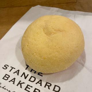 Yosuke19740814's tweet photo. おはようございます。
私はあなたに超メロメロです。
昨日も横浜を走る前に2個頂きました。
Good morning Happy Thursday.
I'm crazy about you, enjoy spending.
Meron-pan looks a little like a cantaloupe, although it isn’t necessarily melon flavored.
#bumpy #ばんまや #meronpan #メロンパン https://t.co/mx7mm5ENWq