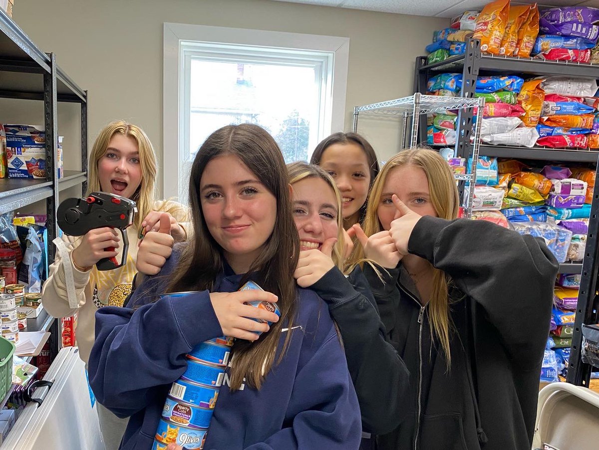 MrsGrenter's tweet photo. Today the @mtwpms Service Club volunteered at the @petpantryoflanc. Students cleaned supplies, built pet carriers, and sorted food donations. https://t.co/yLLYhNpDrH